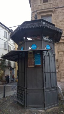 Piazza Canossa, Mantua, Lombardy, İtalya 'daki sanat yeni gazete bayii.