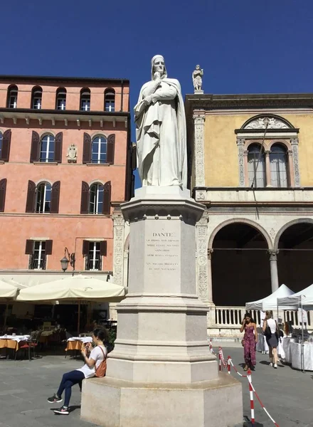 Verona Itália Estátua Dedicada Poeta Dante Alighieri Piazza Dei Signori — Fotografia de Stock