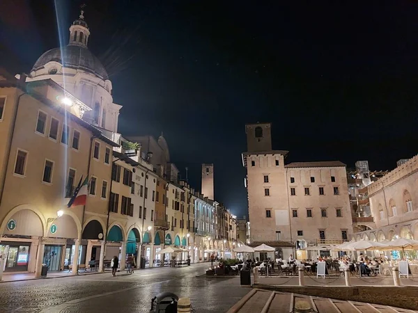 Piazza Erbe Sant Andrea Bazilika Kupolájával Mantuában Olaszországban Éjszakai Megvilágítással — Stock Fotó