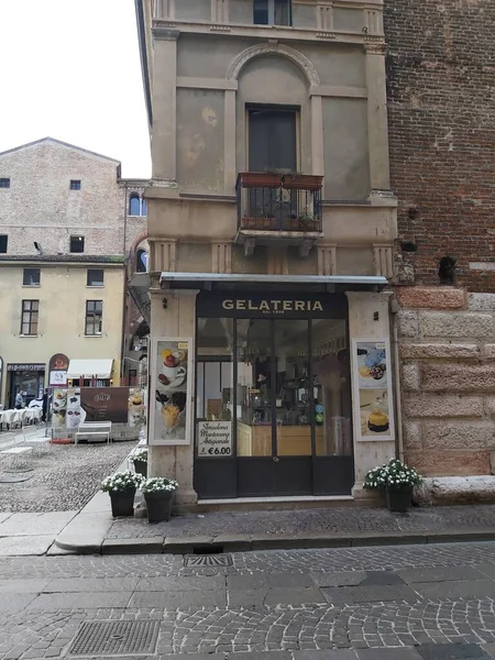 2022 이탈리아 롬바르디아의 투아의 역사적 중심지에 아이스크림가게 — 스톡 사진