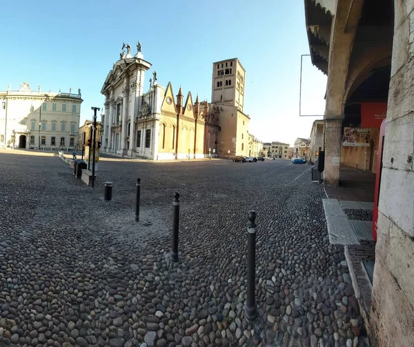 イタリア北部のマントヴァ市の歴史的中心部にある中世の主要な広場であるSordello広場 — ストック写真