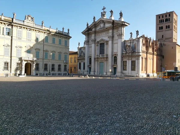 イタリア北部のマントヴァ市の歴史的中心部にある中世の主要な広場であるSordello広場 — ストック写真