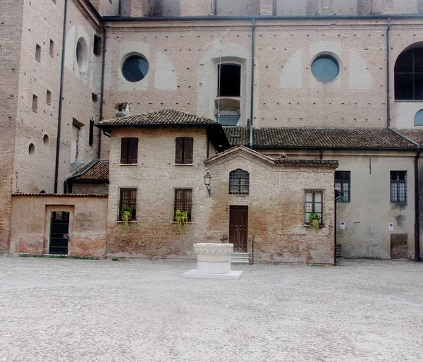 Mantua Itálie Října 2022 Malý Domek Správce Straně Gigantické Baziliky — Stock fotografie