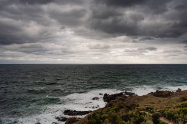 Fırtınadan önce denizden dramatik bulutlar, plajdan manzara, metin yapıştırma alanı