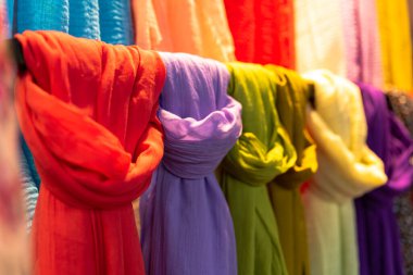 Kadınlar pashmina şallar, farklı dokular ve güzel tekstil renkleri. Yüksek kalite fotoğraf