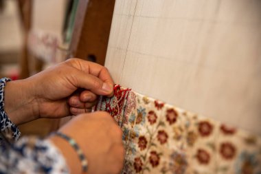 Halı dokuma tezgahında geleneksel teknikler kullanılıyor. Dokuma ve el yapımı halı üretimi. Yüksek kalite fotoğraf
