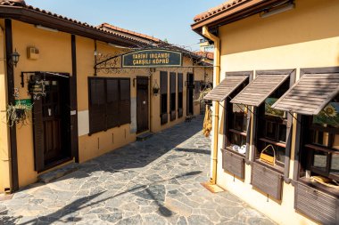 Bursa, Türkiye 17 Eylül 2022: Bursa, Türkiye 'deki Irgandi Bazaar Köprüsü, farklı alışveriş alanları. Yüksek kalite fotoğraf