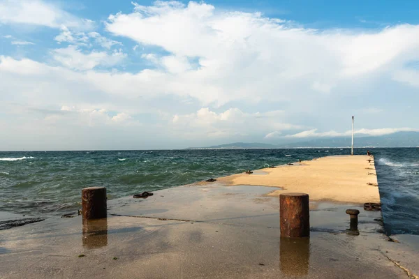 Deniz Dalgaları Beton Bir Piercingle Kırılıyor Denizcilik Konsepti Arka Planında — Stok fotoğraf