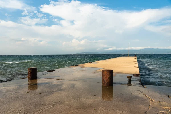 Deniz Dalgaları Beton Bir Piercingle Kırılıyor Denizcilik Konsepti Arka Planında — Stok fotoğraf