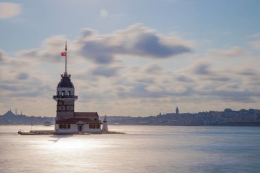 Günbatımında İstanbul 'un Asya yakasındaki Maidens kulesi. Uzun pozlama tekniği uygulandı. Yüksek kalite fotoğraf