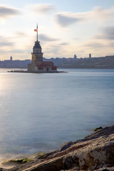 Günbatımında Stanbul Asya Yakasındaki Maidens Kulesi Uzun Pozlama Tekniği Uygulandı — Stok fotoğraf