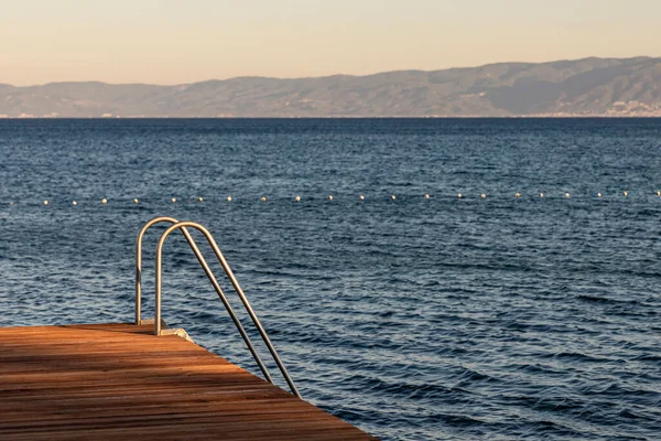 Ahşap Iskele Gün Batımında Demir Banyo Merdiveni Yazı Için Yer — Stok fotoğraf