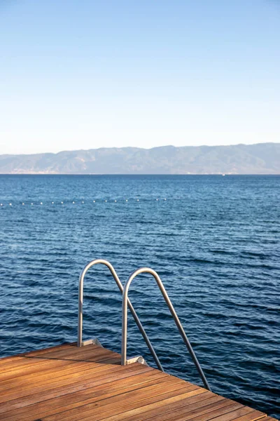 Ahşap Iskele Gün Batımında Demir Banyo Merdiveni Yazı Için Yer — Stok fotoğraf