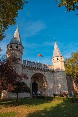 Topkapı Sarayı 'ndaki mutluluk kapısını ziyaret ediyorlar. Topkapı Sarayı Türkiye 'de daha popüler bir turizm merkezi.