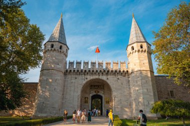 Topkapı Sarayı 'ndaki mutluluk kapısını ziyaret ediyorlar. Topkapı Sarayı Türkiye 'de daha popüler bir turizm merkezi.