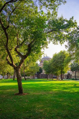 Topkapı Sarayı 'ndaki mutluluk kapısını ziyaret ediyorlar. Topkapı Sarayı Türkiye 'de daha popüler bir turizm merkezi.
