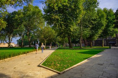 Topkapı Sarayı 'ndaki mutluluk kapısını ziyaret ediyorlar. Topkapı Sarayı Türkiye 'de daha popüler bir turizm merkezi.
