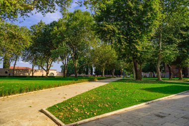 Topkapı Sarayı 'ndaki mutluluk kapısını ziyaret ediyorlar. Topkapı Sarayı Türkiye 'de daha popüler bir turizm merkezi.