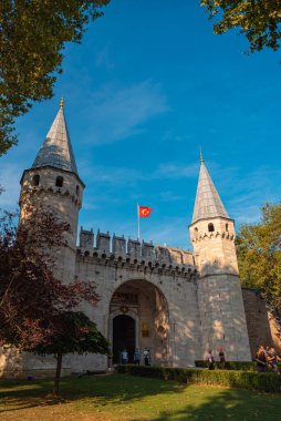 Topkapı Sarayı 'ndaki mutluluk kapısını ziyaret ediyorlar. Topkapı Sarayı Türkiye 'de daha popüler bir turizm merkezi.
