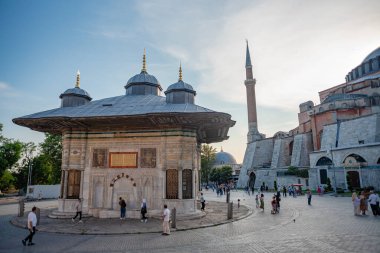 Topkapı Sarayı 'ndaki Sultan III. Ahmed Çeşmesi manzarası. Topkapı Sarayı Türkiye 'de daha popüler bir turizm merkezi. Yüksek kalite fotoğraf