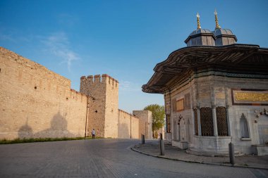 Topkapı Sarayı 'ndaki Sultan III. Ahmed Çeşmesi manzarası. Topkapı Sarayı Türkiye 'de daha popüler bir turizm merkezi. Yüksek kalite fotoğraf