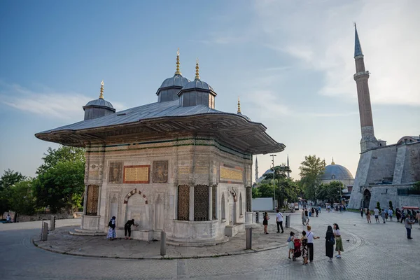 Topkapı Sarayı 'ndaki Sultan III. Ahmed Çeşmesi manzarası. Topkapı Sarayı Türkiye 'de daha popüler bir turizm merkezi. Yüksek kalite fotoğraf