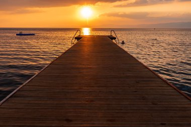 Denizde gün batımı iskelesi. Yüksek kalite fotoğraf