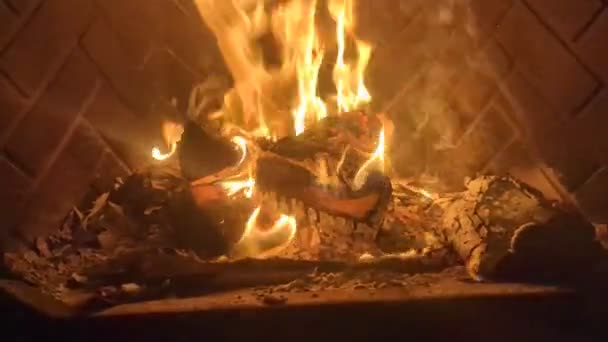 暖炉の火をパチパチ — ストック動画