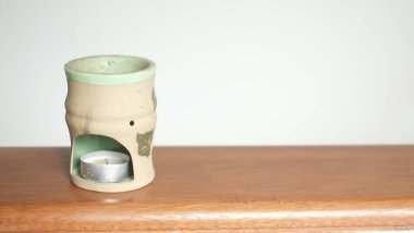 Aromaterapi fırını ahşap masada.