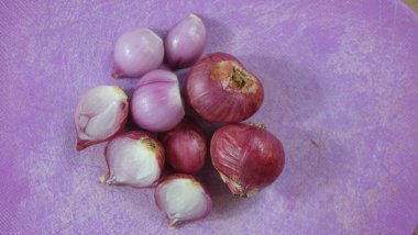 Tabakta taze, mor bir soğan ve doğrama tahtası