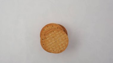 Beyaz arka planda izole edilmiş fıstık ezmesiyle dolu kepekli bisküviler.