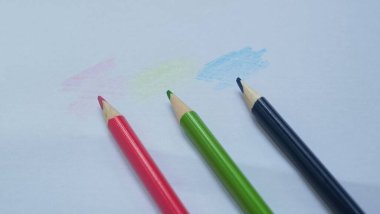 Tahta renkli kalemler toplu olarak dizilmiş. Beyaz arkaplanda izole edilmiş renkli kalemler