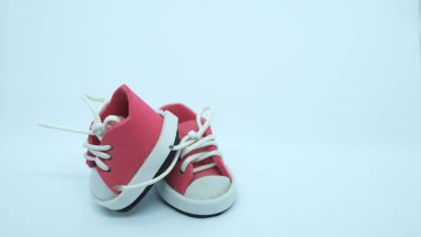 Kırmızı spor ayakkabıları, kapalı, beyaz arka planda izole..