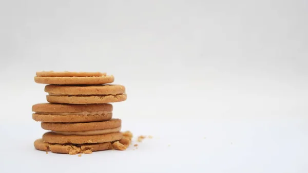 Pilha Biscoitos Trigo Integral Preenchidos Com Manteiga Amendoim Isolada Sobre — Fotografia de Stock