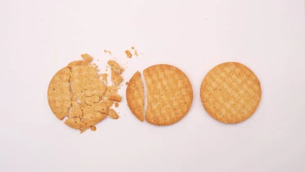 Beyaz arka planda izole edilmiş fıstık ezmesiyle dolu kepekli bisküviler.