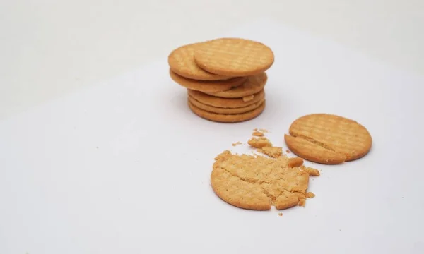 Pilha Biscoitos Trigo Integral Preenchidos Com Manteiga Amendoim Isolada Sobre — Fotografia de Stock