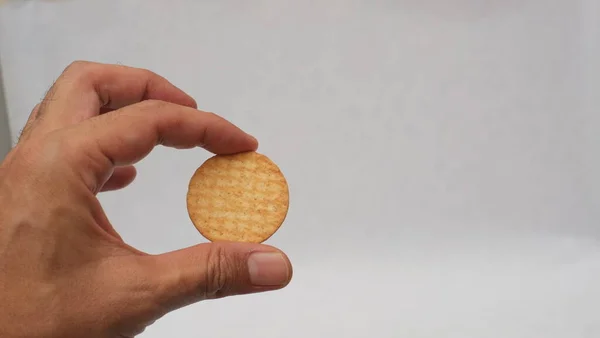 Hand Hålla Kex Cookies Isolerad Vit Bakgrund — Stockfoto