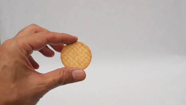 Biscoitos Mão Segurando Biscoitos Isolados Fundo Branco — Fotografia de Stock