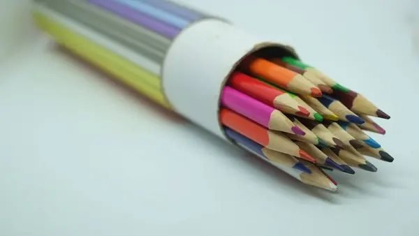 Tahta Renkli Kalemler Toplu Olarak Dizilmiş Beyaz Arkaplanda Izole Edilmiş — Stok fotoğraf