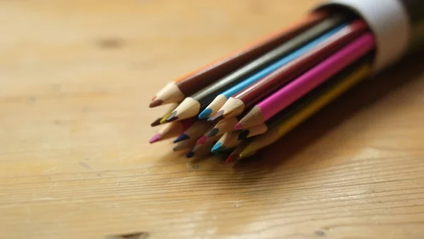 Ahşap Arka Planda Renkli Kalemler — Stok fotoğraf