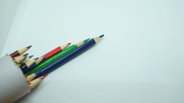 Drewniane Ołówki Kolorystyczne Rozmieszczone Luzem Ołówki Kolorowe Izolowane Białym Tle — Zdjęcie stockowe