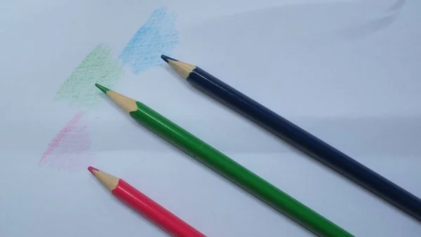 木制彩色铅笔成批排列 用白色底色隔开的彩色铅笔 — 图库照片