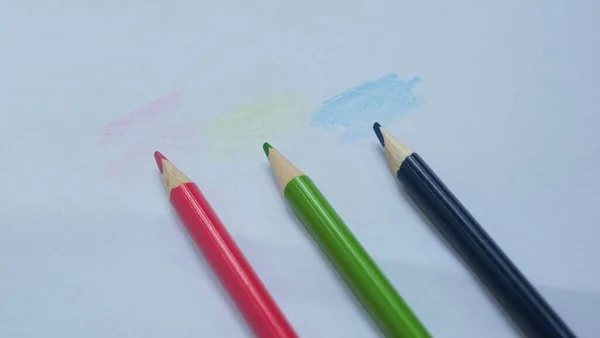 나무로 대량으로 배열되어 배경에 분리되어 색연필 — 스톡 사진