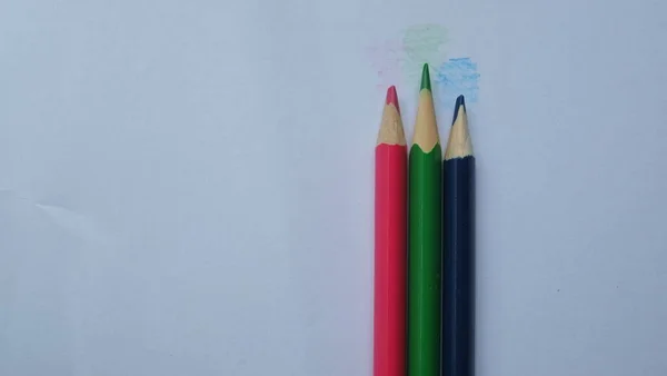 Drewniane Ołówki Kolorystyczne Rozmieszczone Luzem Ołówki Kolorowe Izolowane Białym Tle — Zdjęcie stockowe
