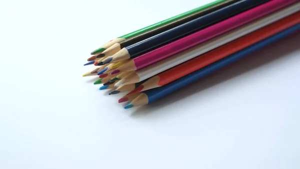 白色底色彩色铅笔 — 图库照片