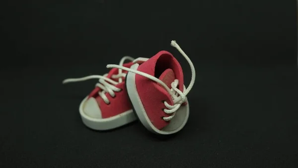 Zapatillas Deporte Rojas Souvenir Cerca Aisladas Sobre Fondo Oscuro —  Fotos de Stock