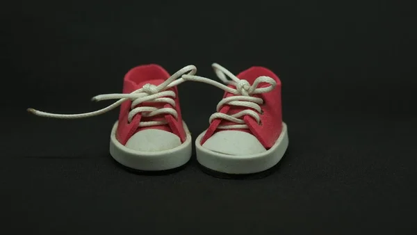 Zapatillas Deporte Rojas Souvenir Cerca Aisladas Sobre Fondo Oscuro —  Fotos de Stock