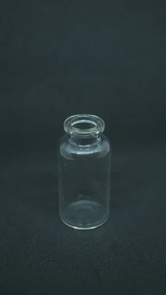 Pequeña Botella Plástico Vacía Sobre Fondo Oscuro — Foto de Stock