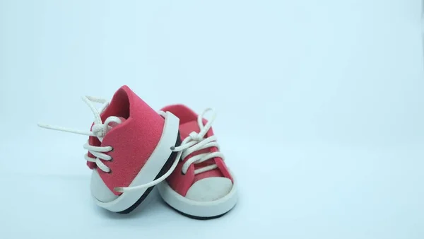 Röda Sneakers Souvenir Närbild Isolerad Vit Bakgrund — Stockfoto