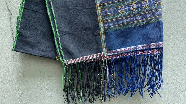 バタック族の民族衣装は灰色の壁に対して ウロス と呼ばれる — ストック写真